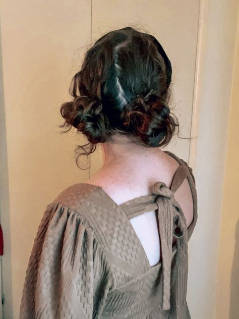 Taylor Swift Bun Hairstyle, Folklore Inspired Hairstyles, Space Buns Prom Hair, Taylor Swift Folklore Hair Tutorial, Taylor Swift Space Buns, Short Hairstyles Space Buns, Taylor Swift Folklore Buns, Wavy Hair Space Buns, Space Buns Prom