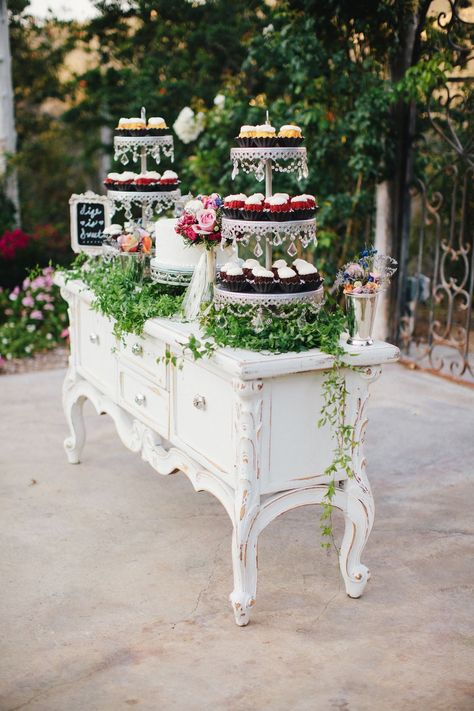 Wedding Reception Dessert Table, Vintage Shabby Chic Wedding, Shabby Chic Wedding Decor, Themed Wedding Decorations, Shabby Chic Party, Boda Diy, Decoration Shabby, Wedding Cake Table, Cakes And Cupcakes