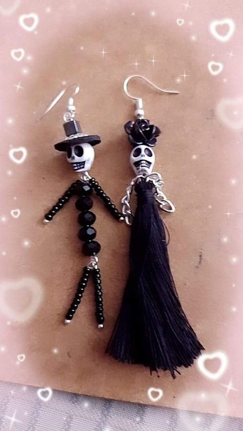 Skull Bead Jewelry, Halloween Jewelry Diy, Dolls Handmade Diy, Making Jewelry For Beginners, Diy Earrings Easy, Halloween Crafts Decorations, Halloween Beads, Jewelry Drawing, Bead Charms Diy