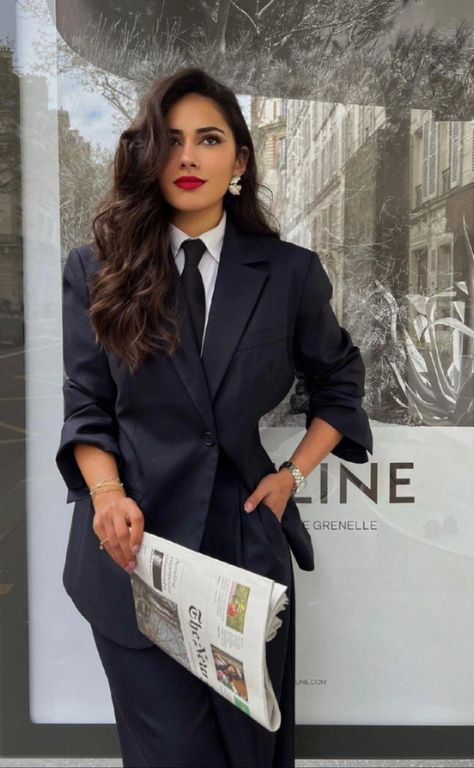 Outfit Navidad, Outfit Elegante, Women In Tie, Outfit Elegantes, Gender Neutral Clothes, Corporate Outfits, Beautiful Suit, Navidad Christmas, Interview Outfit