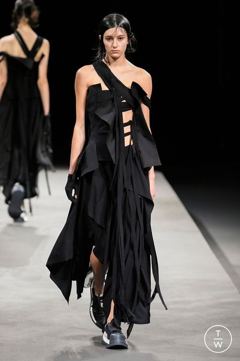 Yohji Yamamoto Womenswear, Consumer Board, Asymetric Skirt, Spring Summer 2023, Basic Design, Yohji Yamamoto, Dark Fashion, Fashion Mode, Summer 2023