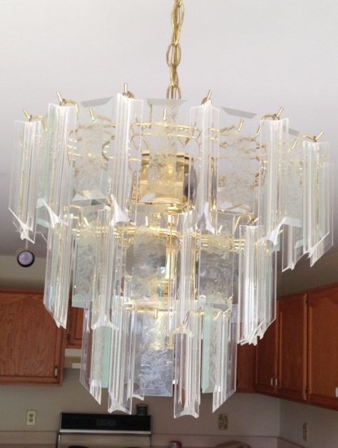 Brass And Glass Chandelier Makeover, 90s Chandelier, Glass Chandelier Makeover, Chandelier Upcycle, Chandelier Diy Crystal, Chandelier Makeover, Old Chandelier, Beach Mansion, Simple Tv