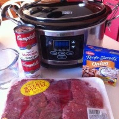 Crockpot Cube Steak and Gravy  Cube steak (family size pack) 2 cans (10.75 ounce size) cream of mushroom soup 1 envelope onion soup mix ¾ cup water Salt and Pepper to taste Steak Gravy, Cube Steak And Gravy, Resep Steak, Golden Mushroom, Crockpot Cube Steak, Crock Pot Food, Cube Steak, Crock Pot Recipes, Crockpot Dishes