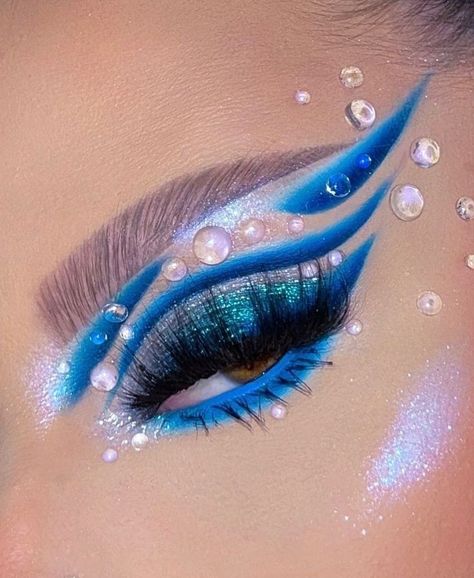 Extreme Eye Makeup Looks, Lagoona Blue Makeup Look, Barbie Aesthetic Makeup, Blue Rave Makeup, Makeup Halloween Ideas Creative, Eye Makeup For Almond Eyes, Blue Halloween Makeup, Creative Makeup Looks Eye Art, Fantasy Eye Makeup