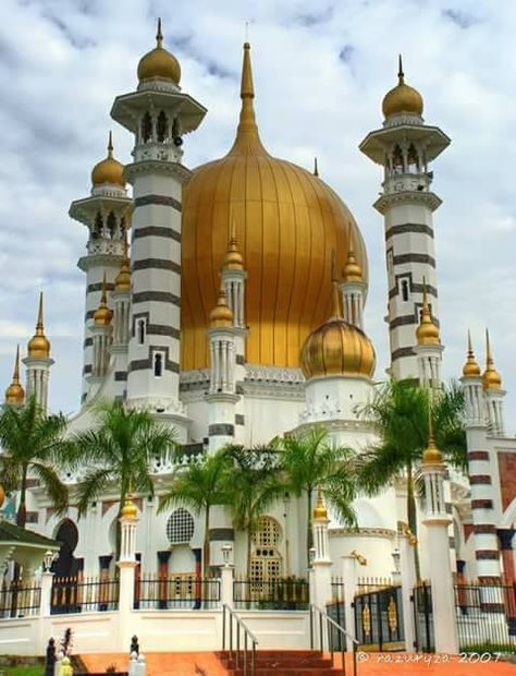 Mosque in Malisya Beautiful Masjid, Kuala Kangsar, Perak Malaysia, Two Elephants, Port Dickson, Cape Of Good Hope, Moorish Architecture, Moorish Design, Art Galleries Design