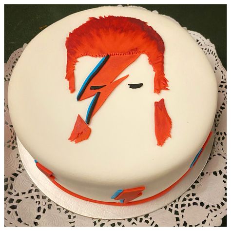 David Bowie Cake Ideas, David Bowie Cake, Pasteles Aesthetic, David Bowie Artwork, Bowie Birthday, David Bowie Birthday, Ziggy Played Guitar, Music Cake, Cake Stuff