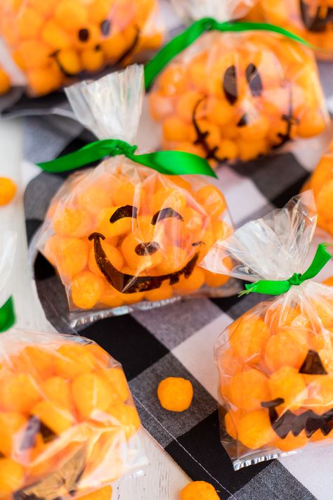 Jack-O-Lantern Treat Bags are a fun and simple halloween treat idea the kids will love to share with their friends! The silly Jack-O-Lantern faces are the kids favorite part. Preschool Snack Ideas For Classroom Easy, Halloween Treat Bag Ideas, Preschool Pumpkins, Treat Bag Ideas, Kindergarten Halloween Party, Punch Halloween, Made To Be A Momma, Classroom Snacks, Easy Halloween Snacks