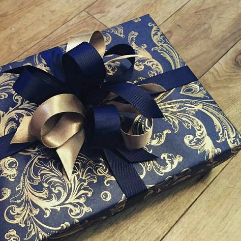 Gift Wrapping Ideas For Boyfriend, Cute Gift Wrapping Ideas, Creative Wrapping, Desain Pantry, Elegant Gift Wrapping, Gift Wrapping Techniques, Gift Wrapping Inspiration, Gift Wrapping Ideas, Gifts Wrapping Diy