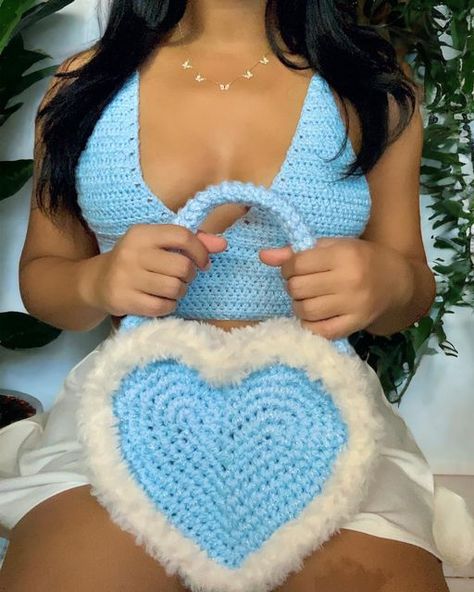 Cute Crochet Patterns Free, Cute Crochet Patterns, Crochet Granny Squares, Heart Shaped Bag, Crochet Patterns Free, Valentines Crochet, Crochet Business, Crochet Tops Free Patterns, Custom Crochet