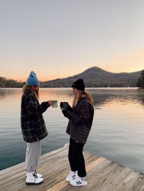 Outdoor Influencer, Granola Girl Fall Aesthetic, Fall With Friends Aesthetic, Vsco Fall Aesthetic, Camp Girl Aesthetic, Camping Girl Aesthetic, Mountain Pictures Poses Friends, Fun Girl Aesthetic, Granola Girl Aesthetic Fall