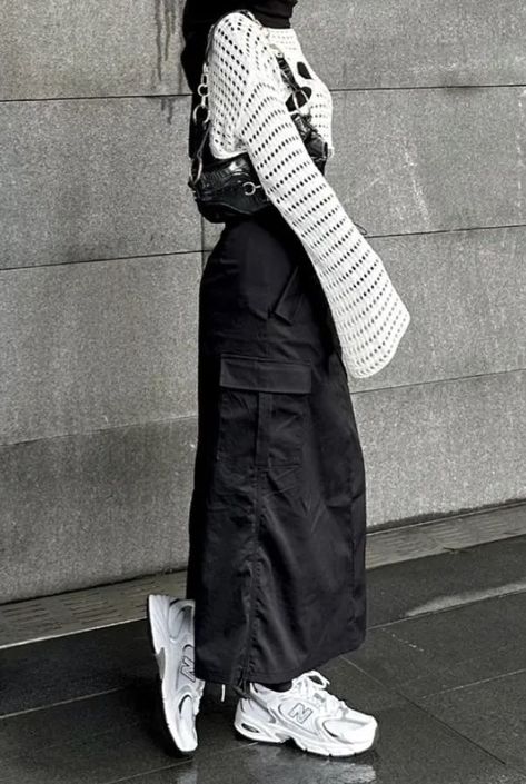 Cargo Skirt Inspo Outfit, Cargo Skirt Outfit Modest, Parachute Skirt Outfit Aesthetic, How To Style A Parachute Skirt, Girl Cargo Pants Outfits, Cargo Skirt Outfit Aesthetic, Long Black Cargo Skirt Outfit, Black Parachute Skirt Outfit, Cargo Skirt Outfit Hijab