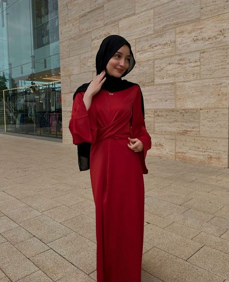 Red Dress Hijab, Muslim Women Clothing, Hijabi Outfit, Black Quotes, Muslim Outfits Casual, Maxi Outfits, Modesty Fashion, Red Dress Outfit, Silk Dress Long