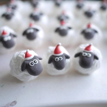 Sheep Christmas Ornaments Diy, Polymer Clay Sheep, Clay Sheep, Sheep Ornaments, Mummy Crafts, Sheep Christmas, Christmas Sheep, Air Drying Clay, Christmas Fabric Crafts