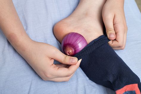 Onion In Sock, Onion In Your Sock, Italian Beauty Secrets, Best Cough Remedy, How To Stop Coughing, Point Acupuncture, Chronic Cough, Chest Congestion, Diet Drinks