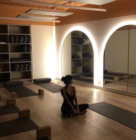 Ruang Gym, Gym Aesthetic, Gym Room, Pilates Studio, Healthy Lifestyle Inspiration, Workout Aesthetic, Dream Lifestyle, Yoga Studio, Home Gym