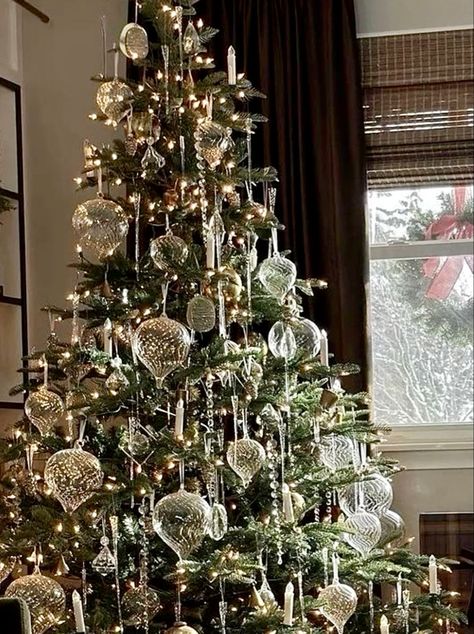 Unique Christmas Tree Decorations, Christmas Tree Inspo, Christmas Decor Trends, Christmas Tree Decorating Themes, Crystal Christmas Tree, Elegant Christmas Trees, Unique Christmas Trees, Christmas Themes Decorations, Christmas Tree Inspiration