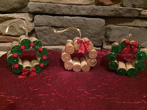 Wine Cork Wreath Ornament, Christmas Cork Ideas, Cork Christmas Decorations, Cork Ornaments Diy, Wreath Cork, Christmas Cork Crafts, Cork Christmas Crafts, Wine Cork Christmas Crafts, Christmas Wine Cork Crafts