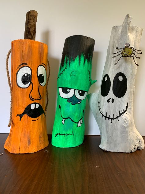 Painted Logs For Halloween, Fall And Halloween Crafts, Glass Spider, Fall Wood Crafts, Halloween Wood Signs, Fall Decor Diy Crafts, Halloween Wood Crafts, Halloween Decorations Diy Outdoor, Adornos Halloween