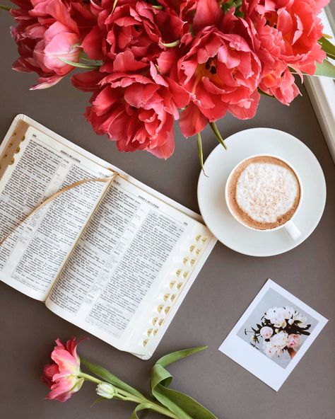 Bible With Flowers Photography, Bible Pictures Photography Books, Books And Flowers Photography, Verses About Flowers, Coffee And Bible, Bible Doodling, Blood Of Christ, Flowers Tulips, Flower Curtain