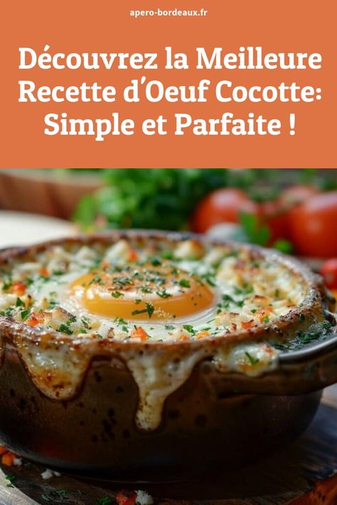 Recette facile et rapide d'un œuf cocotte avec un œuf parfaitement cuit, du fromage fondu, et des herbes, présenté dans un ramequin en céramique.