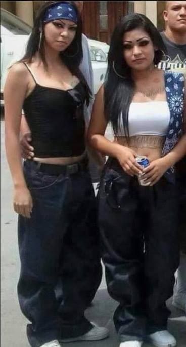 100% cholitas Chola Style Outfits, 90s Latina Fashion, Chola Outfit, Chica Hip Hop, Chicana Style Outfits, Chicana Aesthetic, 90s Latina, Estilo Gangster, Estilo Chola