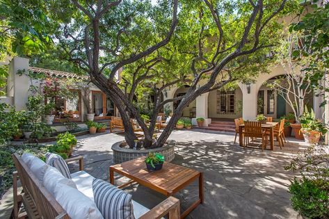 Spanish Courtyard, Hacienda Homes, Hacienda Style Homes, Courtyard Design, Tuscan Design, Mediterranean Style Homes, Mediterranean Home Decor, Spanish Style Home, Casas Coloniales