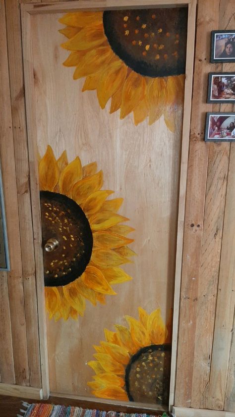 Puertas Aesthetic, Bedroom Door Painting Ideas Creative, Puertas Pintadas Ideas Tumblr, Painted Bedroom Doors, Sunflower Room, Painted Bedroom, Wall Murals Diy, Creative Wall Painting, Sunflower Drawing