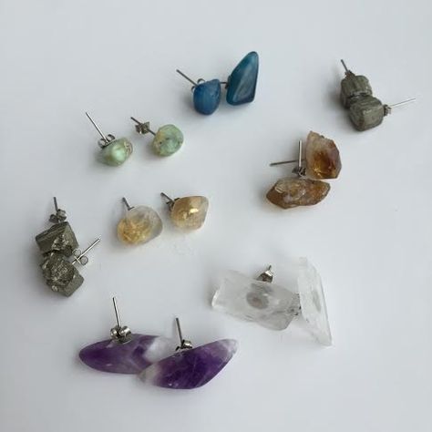 DIY Gemstone earrings Homemade Gemstone Jewelry, Loose Gemstones Diy Jewelry, Diy Rock Earrings, Diy Post Earrings, Homemade Stud Earrings, Stone Earrings Diy, Beaded Studs Earrings, Gemstone Earrings Diy, Diy Gemstone Earrings