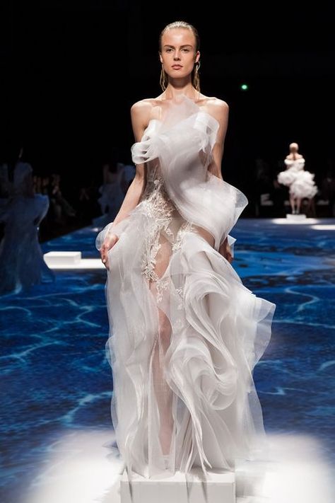 Alexandra Mcqueen, Fashion Design Inspiration, Julien Macdonald, White Gown, Dior Haute Couture, Looks Party, Couture Mode, Gorgeous Wedding Dress, Looks Street Style