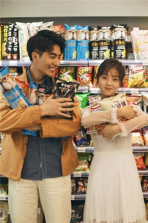 Supermarket Couple Photoshoot, Fun Prewedding Shoot, Grocery Store Photoshoot Couple, Supermarket Prewedding, Japanese Poses, Prewedding Photography Casual, Pre Wedding Photoshoot Theme, Pre Wedding Photoshoot Props, Korean Wedding Photography