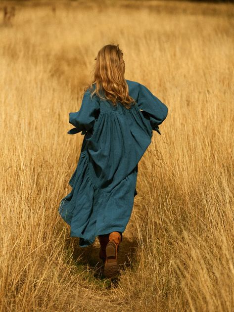 Prairie Photoshoot, Hawthorne Aesthetic, Cottagecore Inspiration, Cottagecore Pictures, Cottagecore Photoshoot, Prairie Aesthetic, Prairie Core, Cottage Core Dresses, Drama Aesthetic