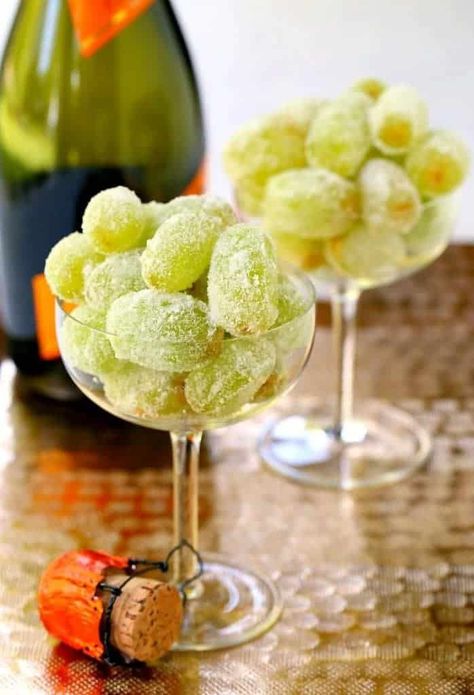 Soiree Food Ideas, Prosecco Grapes, New Year's Eve Food, New Years Eve Dessert, Super Easy Desserts, New Years Eve Food, Grape Recipes, Fun Dessert, Boozy Desserts