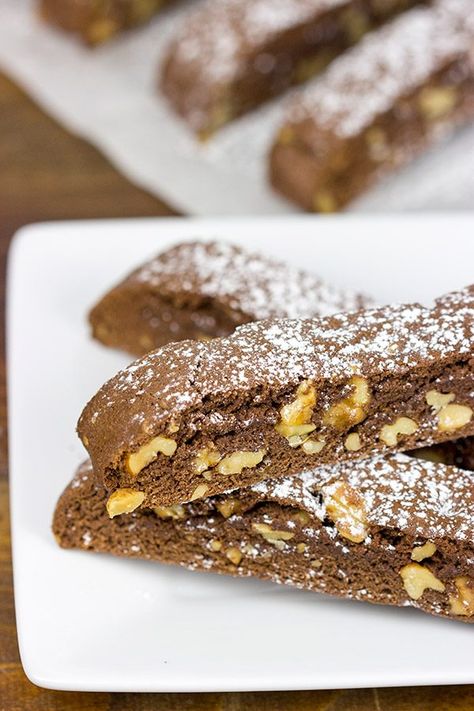 Biscotti are an easy treat to make...and they make great neighbor/teacher gifts! These Chocolate Walnut Biscotti are one of my favorites! Walnut Desserts, Biscotti Recipe Easy, Chocolate Walnut Biscotti, Best Biscotti Recipe, Walnut Biscotti, Homemade Biscotti, Hazel Nut, Biscotti Recipes, Almond Biscotti Recipe