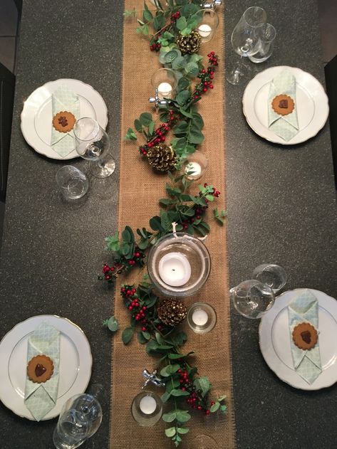 Christmas Table Deco, Christmas Engagement Party, Christmas Dinner Decorations, Ideas Decoracion Navidad, Christmas Dining Table Decor, Christmas Party Table, Holiday Wreaths Christmas, Christmas Eve Dinner, Table Dressing