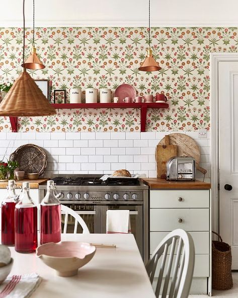 wallpaper ideas Country kitchen Blue Painted Door, Country Kitchen Inspiration, Kitchen Tile Ideas, Country Kitchen Ideas, Classic Cabinets, Country Living Uk, Kitchen Larder, Rustic Country Kitchens, Wooden Table And Chairs