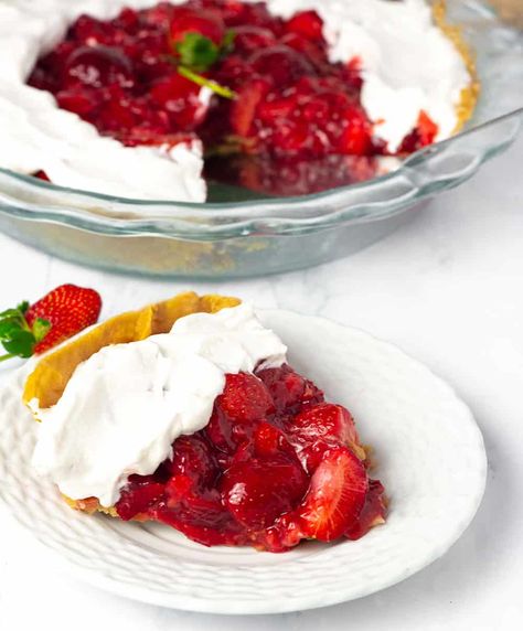 Vegan Strawberry Pie - Healthier Steps Vegan Pies Recipes, Strawberry Banana Bread, Strawberry Pie Recipe, Vegan Whipped Cream, Baked Pie Crust, Vegan Pie, Gluten Free Pie, Fruit Pie, Strawberry Pie