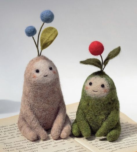 Needle Felted Cute Monsters, Needle Felt Monkey, Aesthetic Needle Felting, Needle Felted Ideas, Felt Craft Projects, Felt Mushroom, Needle Felting Diy, Wool Felt Projects, Pinterest Diy Crafts