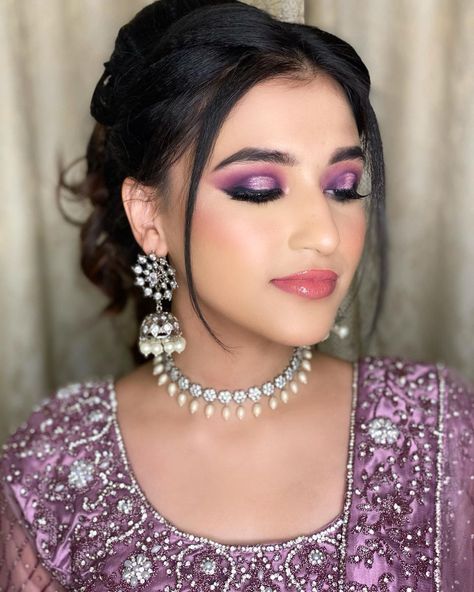 Nabeela Meenazi (@makeupbynabeelaa) posted on Instagram: “PURPLE GLAM💜 . . . #bridalmakeup #bridalmakeupartist #hyderabadmakeupartist #hyderabadmua #bridallehenga #bridaljewellery #glossylips…” • Mar 23, 2021 at 3:23pm UTC Makeup Looks For Purple Dress Wedding, Purple Saree Makeup Look, Makeup For Purple Outfit, Purple Indian Outfit, Bridesmaid Indian, Makup Looks, Purple Lehenga, Purple Wedding Dress, Bridal Eye Makeup