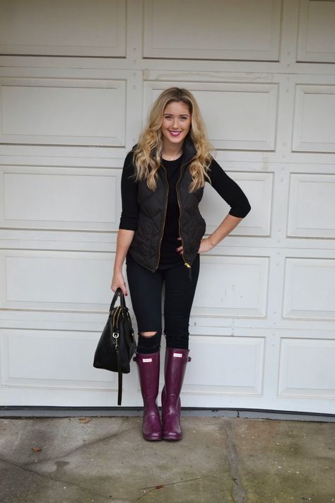 Tartan & Sequins is the lifestyle blog of Julia Bayard Connelly. T&S serves to provide readers with a daily dose of all things preppy and fabulous. Purple Rain Boots Outfit, Purple Hunter Boots Outfit, Plum Boots, Rainboots Outfit, Rain Boot Outfit, Hunter Boots Outfit, Outfit Botas, Rain Outfit, Winter Preppy