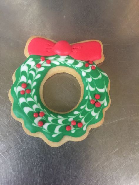 Royal icing Christmas wreath sugar cookie. Cornflake Wreaths, Flooded Cookies, Decorator Cookies, Christmas Cookie Icing, Flood Cookies, Christmas Wreath Cookies, Cookies Royal Icing, Gingerbread Cookies Decorated, Flooding Cookies