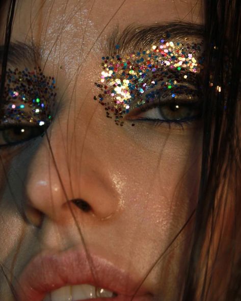 Glitter Makeup Looks, Contour Makeup Tutorial, Glitter Eye Makeup, Indie Sleaze, Girl Trends, Alice In Chains, I'm With The Band, Editorial Makeup, Glitter Makeup