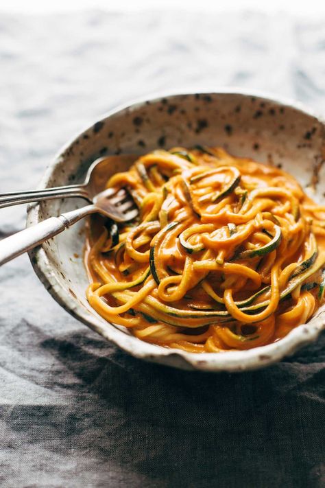 Creamy Garlic Roasted Red Pepper Pasta! with garlic, almond milk, roasted red peppers, and traditional or zucchini pasta. Roasted Pepper Pasta, Pinch Of Yum, Roasted Red Pepper Pasta, Red Pepper Pasta, Roasted Red Pepper Sauce, Free Lunch, Pepper Pasta, Veggie Noodles, Zucchini Pasta