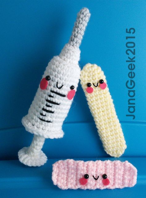 Happy Syringe and Medical Friends by janageek on DeviantArt Tongue Depressor, Crochet Food, Diy Crochet Projects, Crochet For Kids, Crochet Dolls, Amigurumi Doll, Amigurumi Crochet, Crochet Animals, Stuffed Toys Patterns