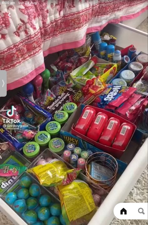 Stash Ideas, Candy Stash, Sleepover Snacks, Snack Cart, Snack Station, Snack Organizer, Sleepover Food, Junk Food Snacks, Party Food Platters