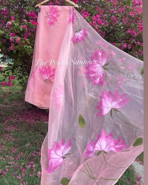 Handpainted Lotus Saree ____________________________ A symphony of handpainted and hand-embroidered pinkish white lotuses gracing pure silk organza. Every thread tells a story of artistry and timeless beauty. Shop from us for exclusive pieces that speak to your soul. . . . . . Shop now @thepeachsummer . . . . . . #sareelove #handcraftedfashion #pureelegance #thepeachsummer #thepeachsummercollection #shopnow #lotus #handpainted #handembroidered #celebrity #celebritystyle #réel #reels #reel... Organza Saree Painting Ideas, Lotus Saree, Saree Painting, Fashion Technology, Painted Fabric, Dress Painting, Set Saree, Hand Painted Fabric, Hand Painted Sarees