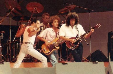 queen at live aid of course!!! - - - - -  #rogertaylor #brianmay #johndeacon #freddiemercury #queen #queenband #bohemianrhapsody #drummer… Roger Taylor Queen, Live Aid, Queen Ii, A Night At The Opera, Queen Photos, Roger Taylor, Queen Freddie Mercury, Wembley Stadium, Somebody To Love