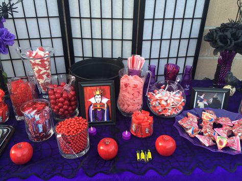 Evil queen, apples, red candy Red Candy Bar, Temple Marriage, Snow White Birthday, Mystery Party, Queen Birthday, White Birthday, Sweet 15, Red Candy, Evil Queen