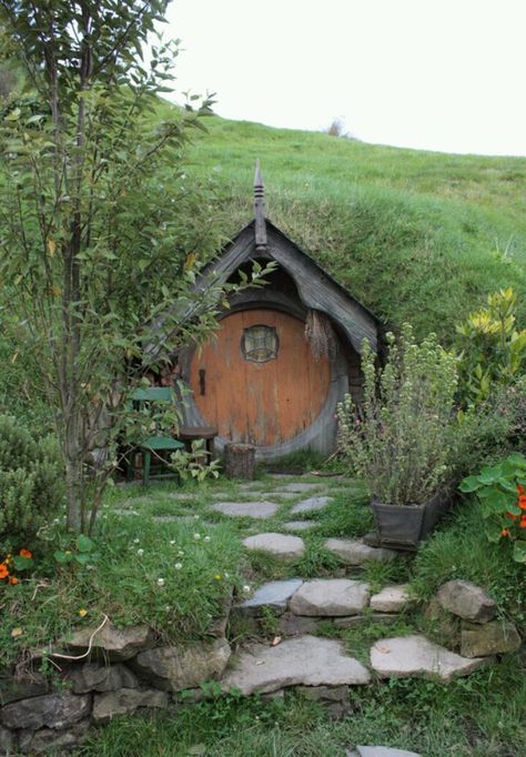 I want to do something like this to my root cellar!  Can't believe I found a picture of it! Casa Do Hobbit, Case Sotterranee, Casa Hobbit, House Green, Earth Sheltered, Root Cellar, Underground Homes, Hobbit Hole, Bohemian House