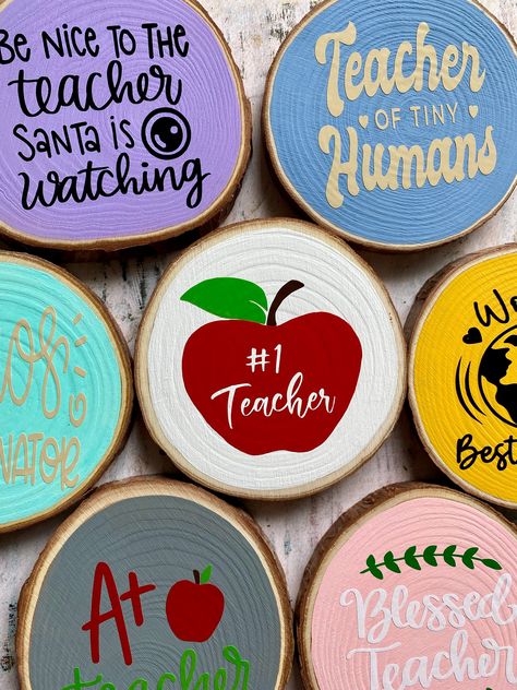 Teacher Fridge, Wood Slice Magnets, Handmade Teacher Gifts, Painting Teacher, Cute Teacher Gifts, Teacher Ornaments, Teachers Diy, Tree Slices, Best Teacher Gifts