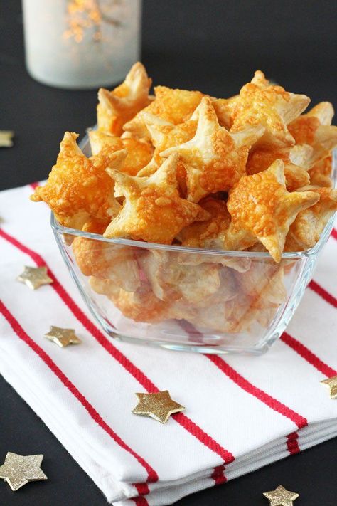 These Cheesy Puff Pastry Stars make a super easy appetizer for Christmas parties and a great festive snack for kids too! Puff Pastry Stars, Appetizer For Christmas, Cheesy Puff Pastry, Christmas Snacks Easy, Super Easy Appetizers, Christmas Buffet, Christmas Appetizers Party, Snack For Kids, Kids Party Food